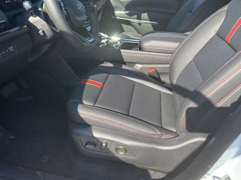 New 2026 Chevrolet Traverse RS AWD/4WD image 9