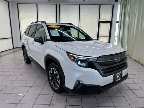Used 2025 Subaru Forester Premium AWD/4WD image 2