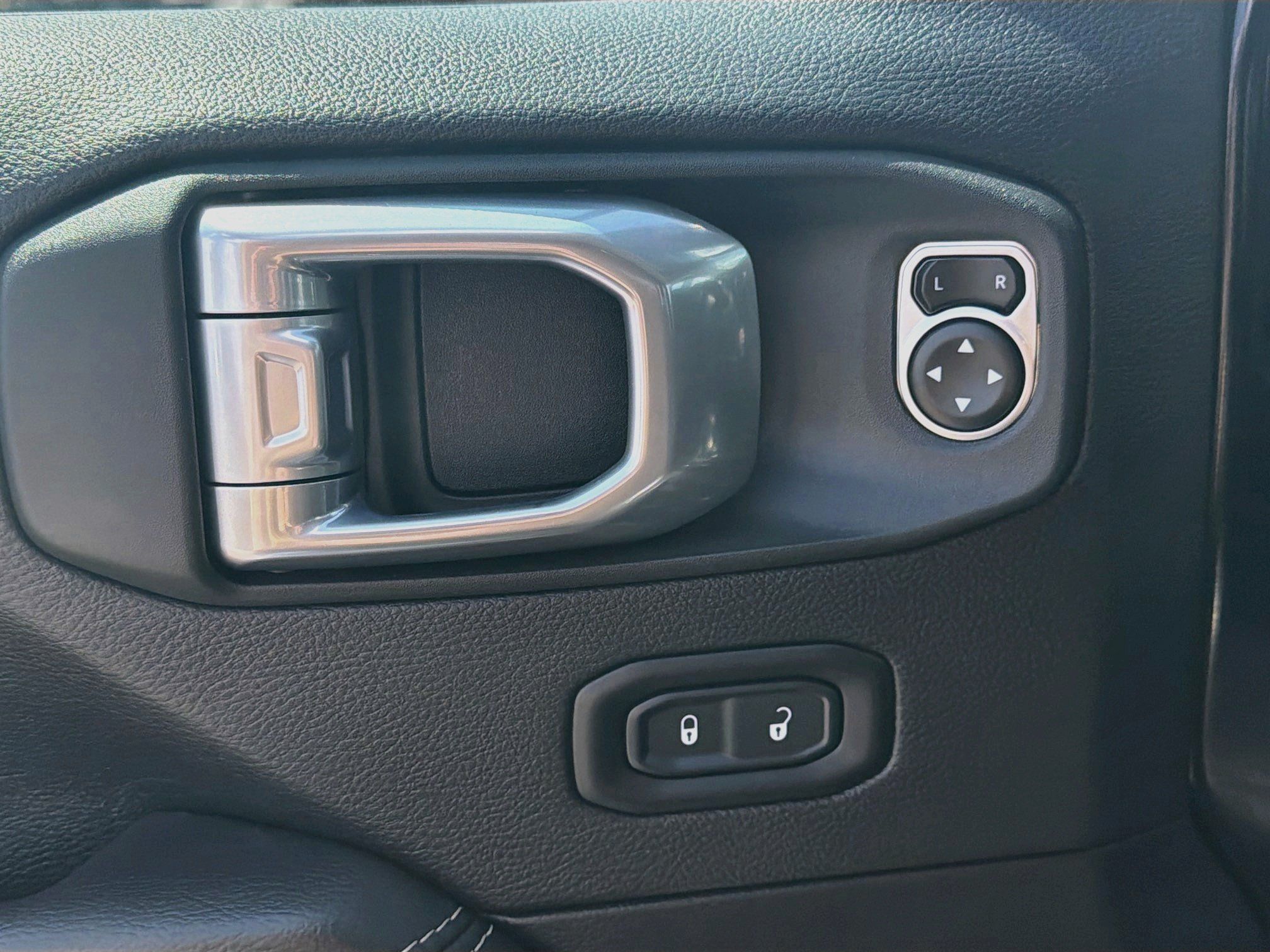 Used 2022 Jeep Wrangler Unlimited Sahara AWD/4WD image 15