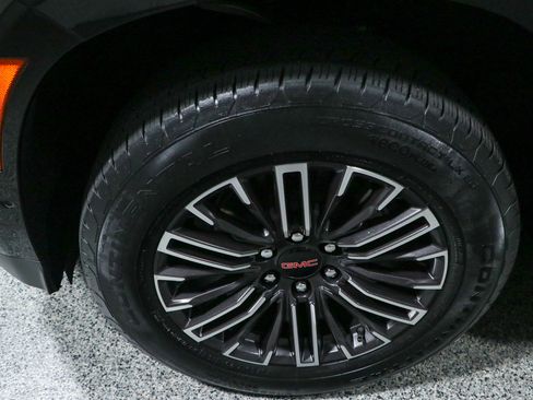 Used 2025 GMC Yukon Elevation w/ LPO, Elevation Black Package AWD/4WD image 11