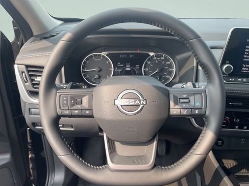 Used 2025 Nissan Rogue SV image 17