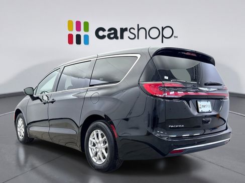 Used 2025 Chrysler Pacifica Select image 3