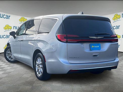 Used 2024 Chrysler Pacifica Touring-L image 4