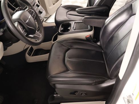 Used 2023 Chrysler Pacifica Touring-L FWD image 11