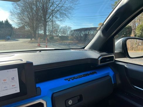 Used 2025 Toyota Tacoma TRD Off-Road image 29