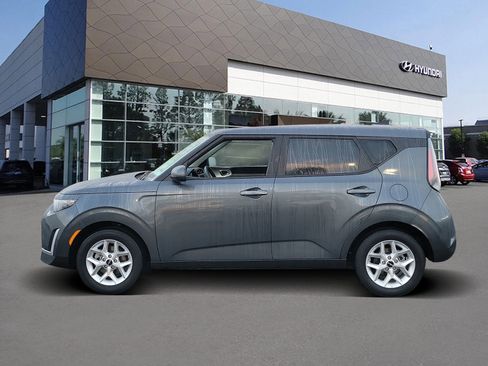 Used 2025 Kia Soul LX image 3