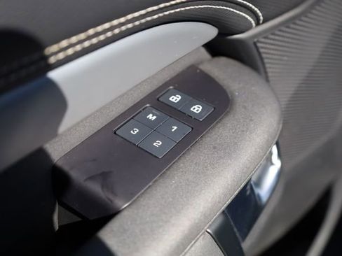 Used 2024 Land Rover Discovery Dynamic SE image 15