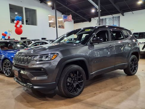 Used 2022 Jeep Compass Latitude w/ Convenience Group AWD/4WD image 3