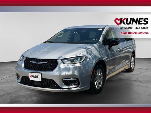 Used 2024 Chrysler Pacifica Touring-L FWD image 5
