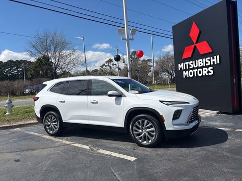 Used 2025 Buick Enclave Preferred AWD/4WD image 1