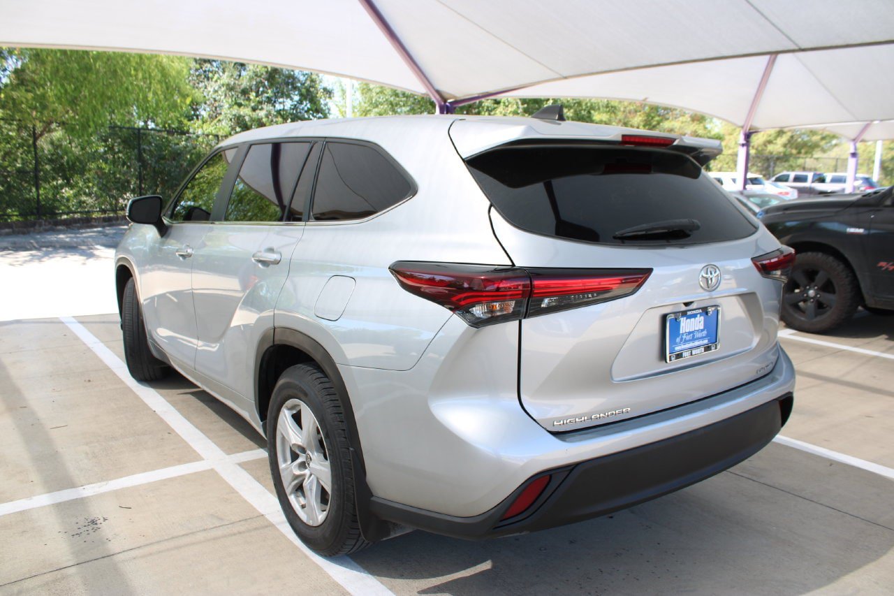 Used 2024 Toyota Highlander LE AWD/4WD image 3