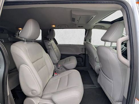 Used 2020 Toyota Sienna XLE Premium image 20