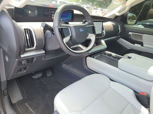 Used 2025 Ford Expedition Platinum w/ Driver's Package AWD/4WD image 19