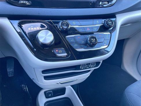 Used 2023 Chrysler Voyager LX image 25