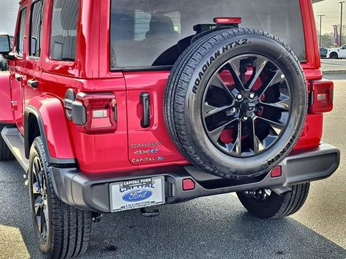 Used 2025 Jeep Wrangler Unlimited Sahara AWD/4WD image 15