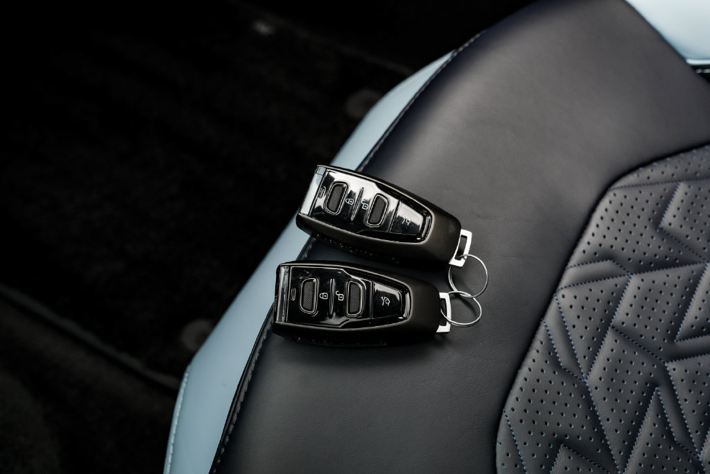 Used 2025 Aston Martin Vanquish RWD image 64