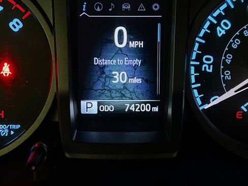Used 2016 Toyota Tacoma TRD Sport RWD image 8