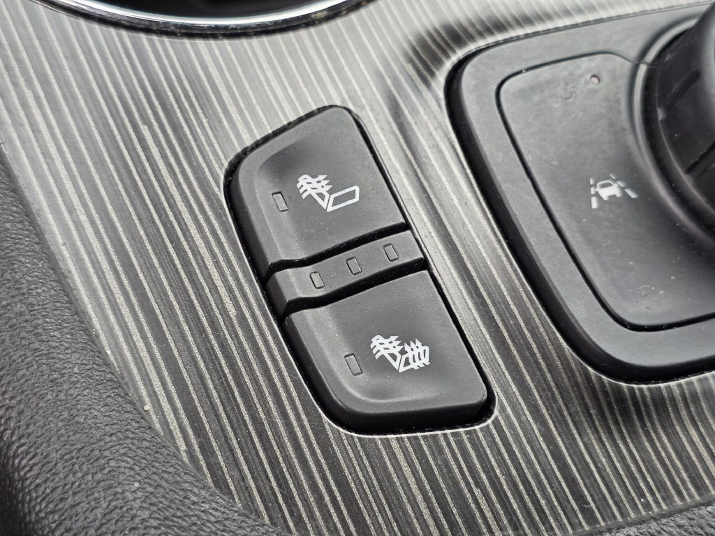 Used 2020 GMC Acadia SLT w/ Driver Alert Package II FWD image 16
