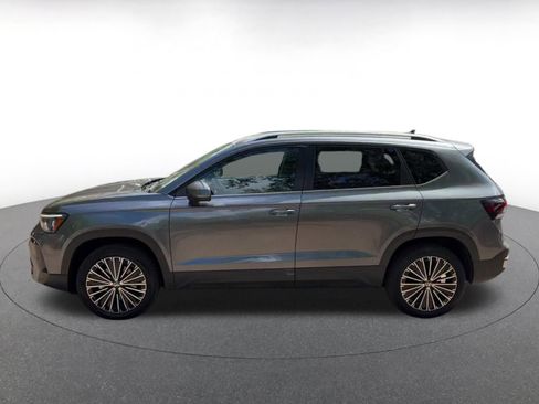 Used 2025 Volkswagen Taos SE FWD image 9