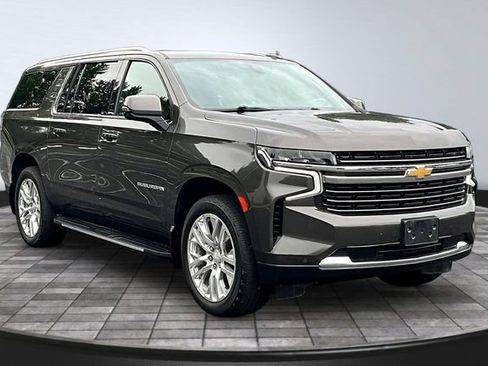 Used 2021 Chevrolet Suburban LT w/ LT Signature Package AWD/4WD image 3