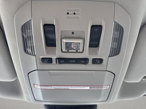 Used 2021 Toyota Highlander XLE image 23