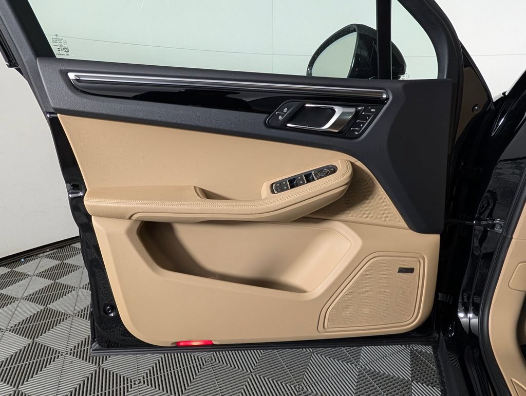 Certified 2026 Porsche Macan AWD/4WD image 25