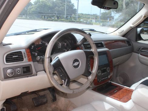 Used 2007 Chevrolet Tahoe LTZ w/ LTZ Preferred Equipment Group RWD image 10