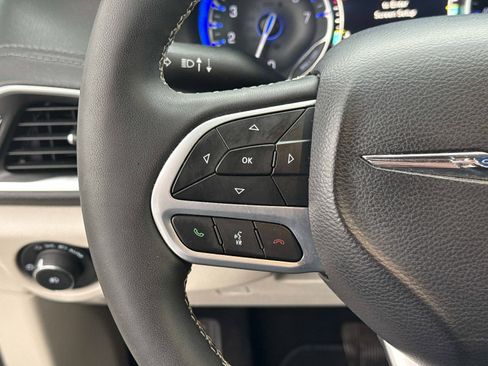 Used 2022 Chrysler Pacifica Limited image 33