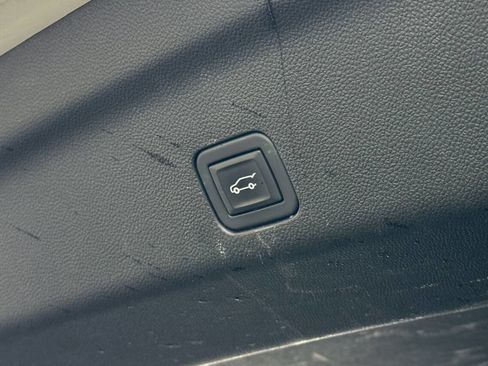 Used 2023 Chevrolet Suburban Premier image 21