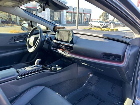 Used 2025 Toyota Prius Plug-In Hybrid image 27