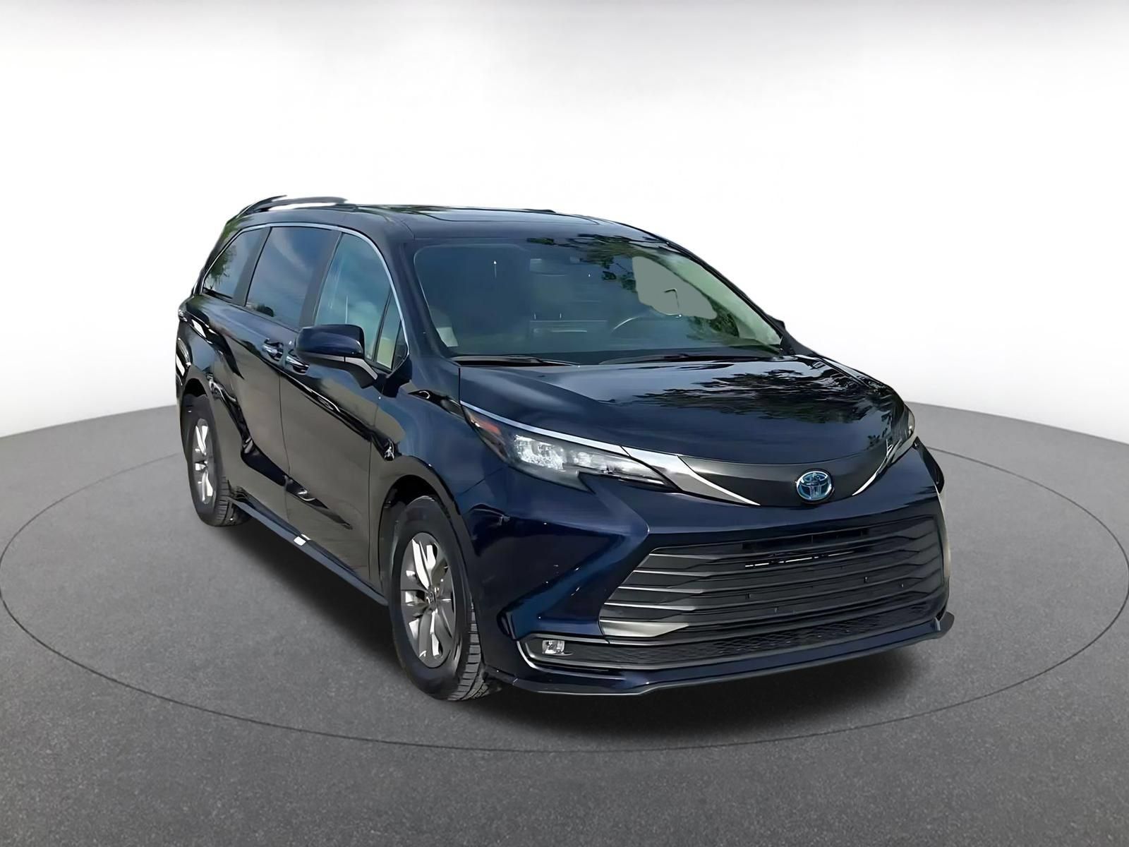 Used 2025 Toyota Sienna XLE FWD image 3