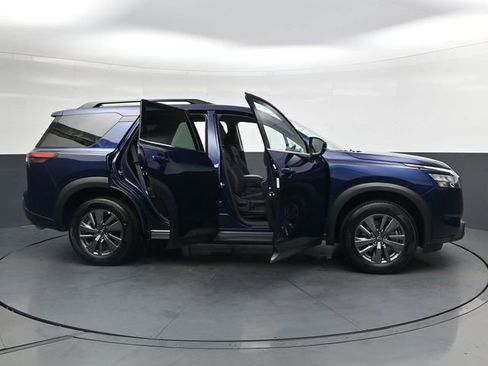 Used 2025 Nissan Pathfinder SV FWD image 43