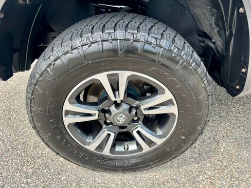 Used 2019 Toyota Tacoma TRD Sport w/ Technology Package AWD/4WD image 31