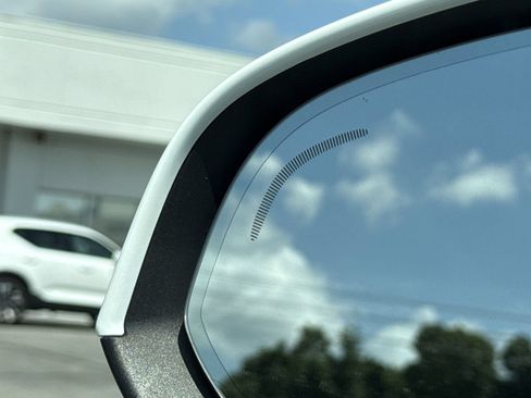 Certified 2024 Volvo XC40 B5 Plus AWD/4WD image 35