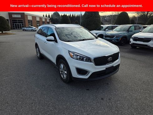 Used 2016 Kia Sorento LX w/ LX Convenience Package image 8