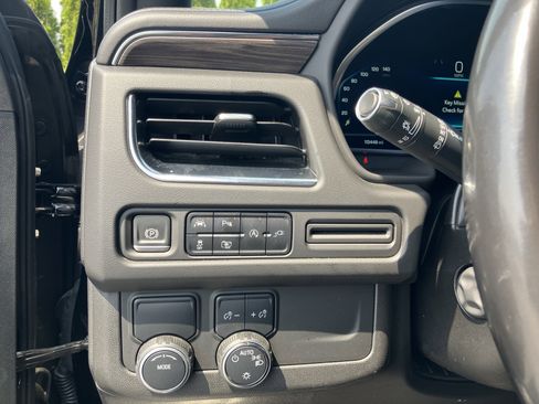 Used 2022 Chevrolet Suburban LT w/ Luxury Package image 27