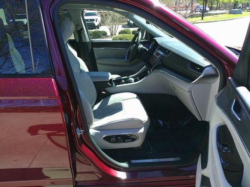 Used 2022 Jeep Grand Cherokee L Overland w/ Luxury Tech Group IV image 34