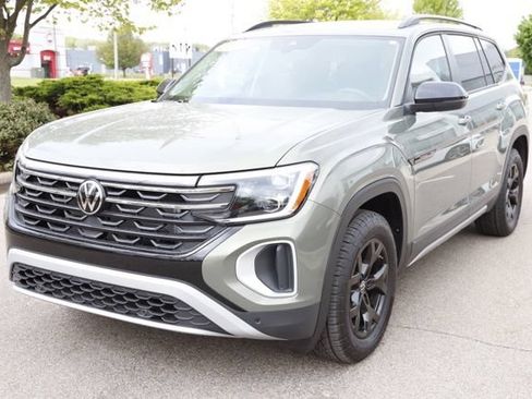 Used 2025 Volkswagen Atlas Peak Edition SE AWD/4WD image 8