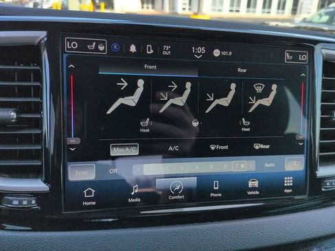 Used 2024 Chrysler Pacifica Touring-L image 22