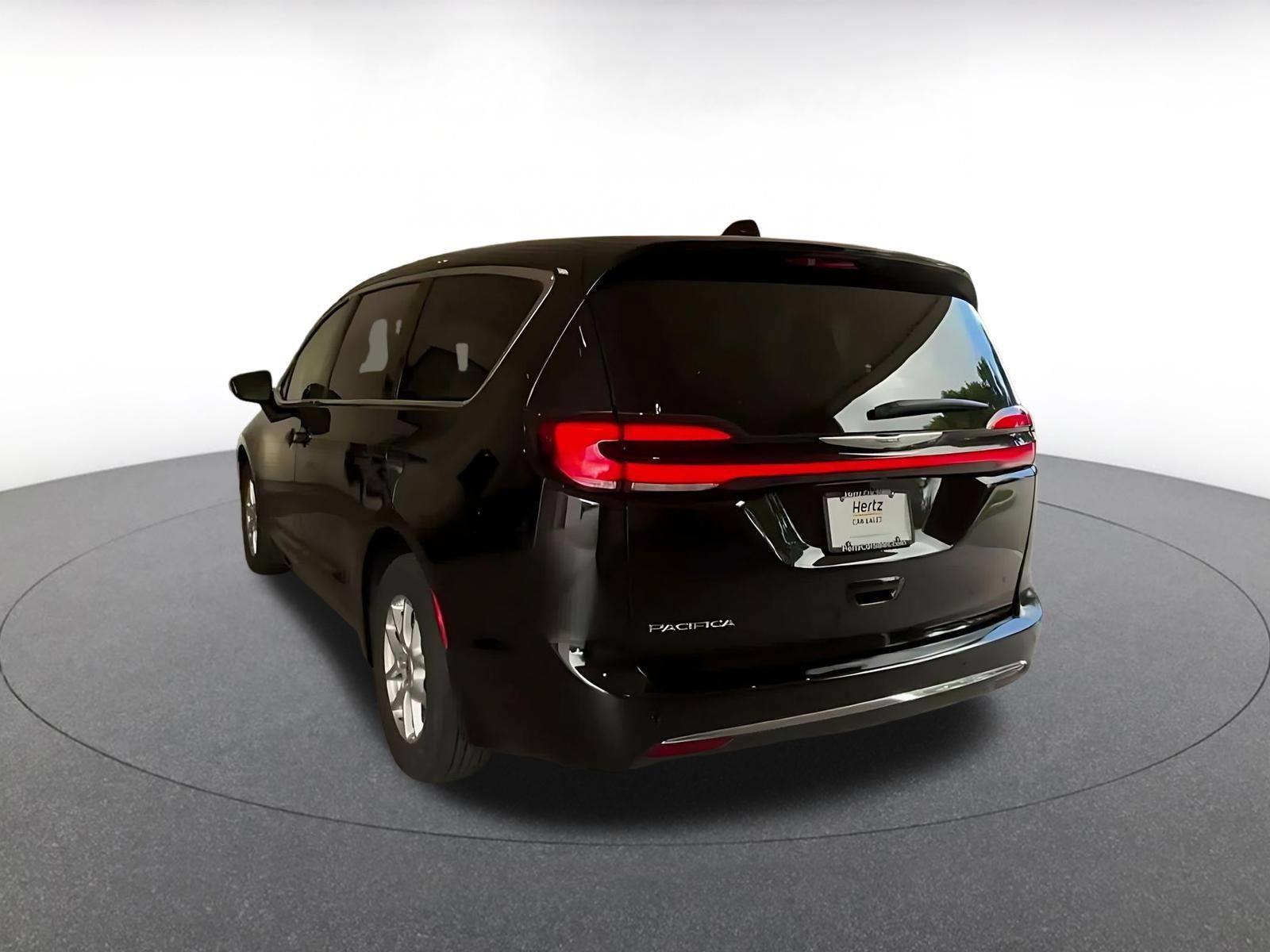 Used 2024 Chrysler Pacifica Touring-L FWD image 9
