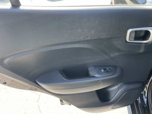 Certified 2025 Hyundai Venue SE image 22