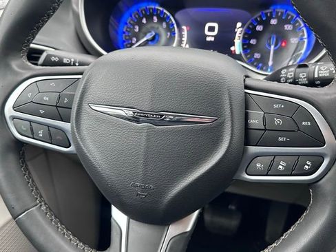 Used 2023 Chrysler Pacifica Touring-L image 12