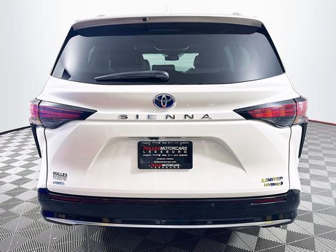 Used 2021 Toyota Sienna Limited image 6