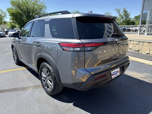 Used 2024 Nissan Pathfinder SV FWD image 7