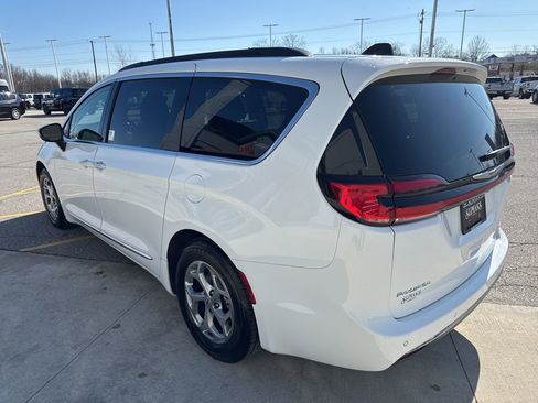 Used 2023 Chrysler Pacifica Limited FWD image 5