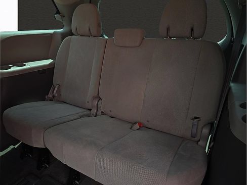 Used 2018 Toyota Sienna L w/ Carpet Mat Package FWD image 9