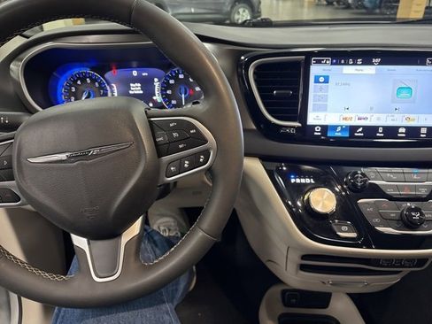 Used 2024 Chrysler Pacifica Touring-L image 19