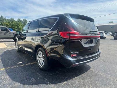 Used 2024 Chrysler Pacifica Touring-L FWD image 5