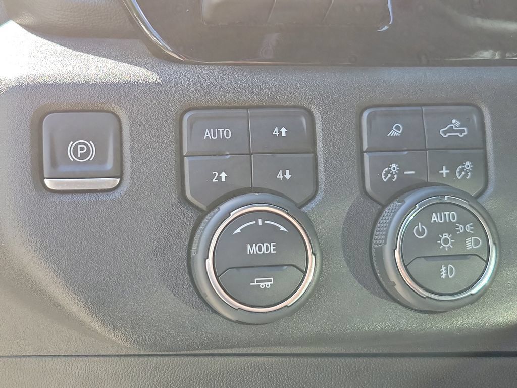 Used 2022 Chevrolet Silverado 1500 LTZ w/ Technology Package AWD/4WD image 32