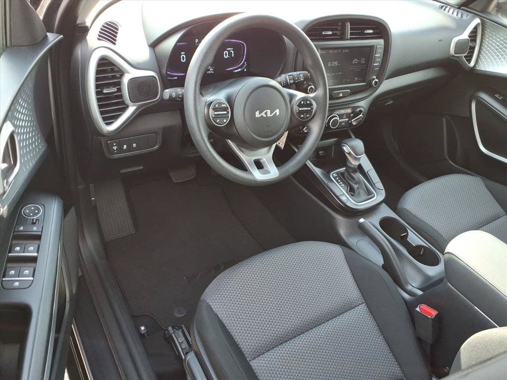 Used 2025 Kia Soul LX w/ LX Technology Package FWD image 17